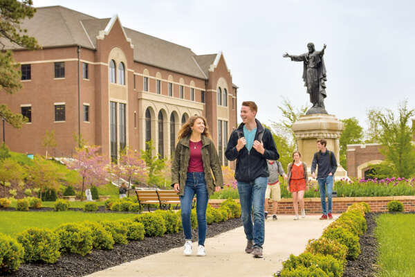 Students walking in Raven Memorial Park